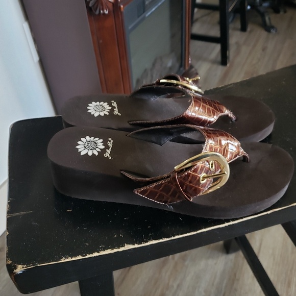 Beautiful Yellow Box bronze sandals size 8.5 - Picture 2 of 2